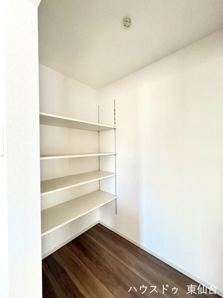 可動式の棚付きパントリー♪物が増えがちなキッチン周りもすっきりを保てそうです♪