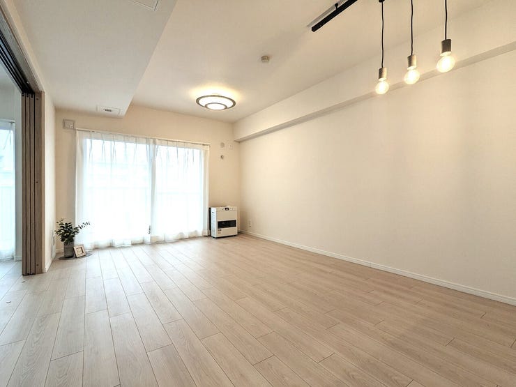 【リビングダイニング】
リビングダイニングにはバルコニーから陽射し入るので明るい朝を迎えることができます(^^♪