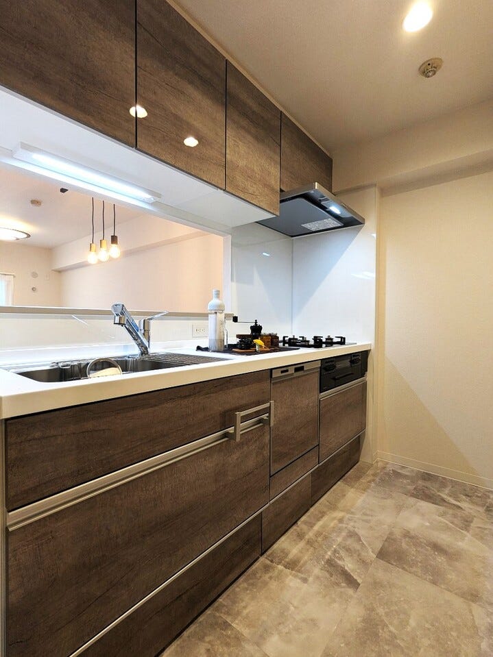 【キッチン】
キッチンはカウンターキッチンなので家族と会話をしながら料理うを楽しむことができ後片付けは食洗器が手伝ってくれます(^^♪