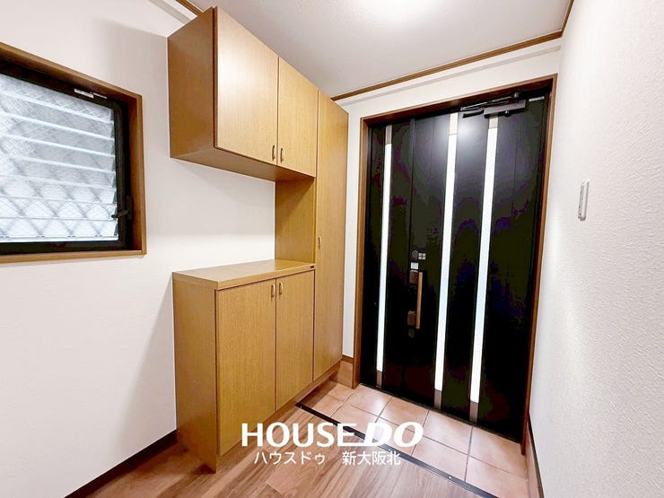 ■玄関ドアに開口部があるので外からの光が差し込む明るい玄関スペースです!
■窓があるので、ニオイがこもりがちな玄関もスッキリ換気できます!
■日中は電気をつけず過ごせるので省エネもできちゃいます!