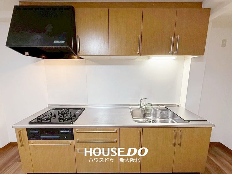 ■散らかりがちなキッチンツールもスッキリと収納できる上下収納つきのシステムキッチン!
■壁付きのキッチンは食器棚などの家具を配置する場所が選べるので、お好みのレイアウトでお使いいただけます♪