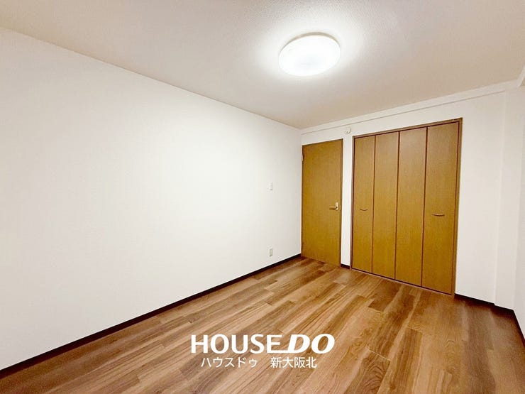 ■2階5.3帖洋室
■フローリングは、飲み物などをこぼしてもサッとひと吹きで汚れがとれるのでお掃除が楽々です!
■ペットや小さなお子さまのいるご家庭でも安心ですね!