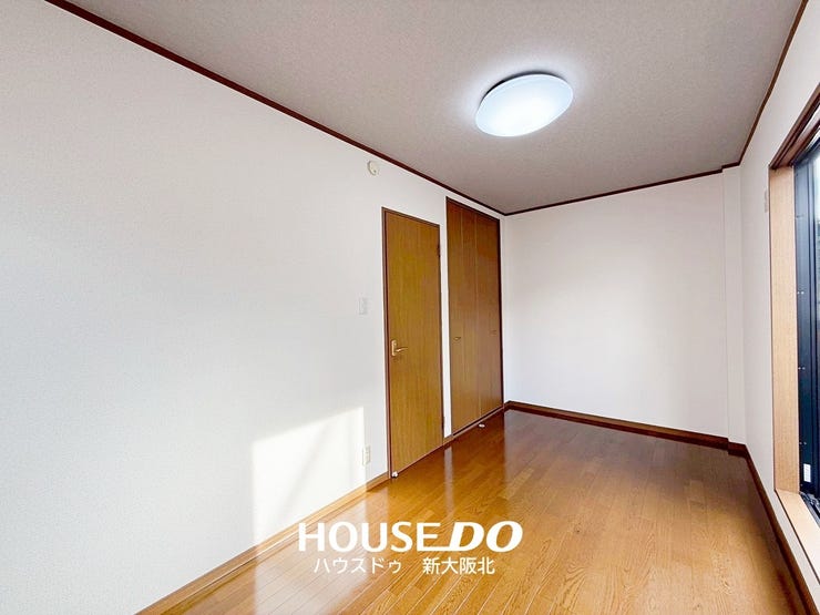 ■2階5.3帖洋室
■ 白い壁とナチュラルな木目の床・建具の組み合わせが、シンプルで落ち着いた空間を演出します♪