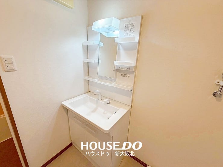 ■鏡の両側にたくさんの収納棚がついた洗面台!
■欲しいものをサッと取り出せるので、忙しい朝の身支度もはかどりそうですね!