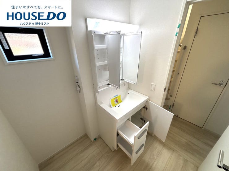 【サクッと準備して、さぁ行こう!】引き出しや3面鏡裏などの収納がたっぷりあるので、出したままにしたくないドライヤーや化粧品類などの生活感が出るものが片付きます。