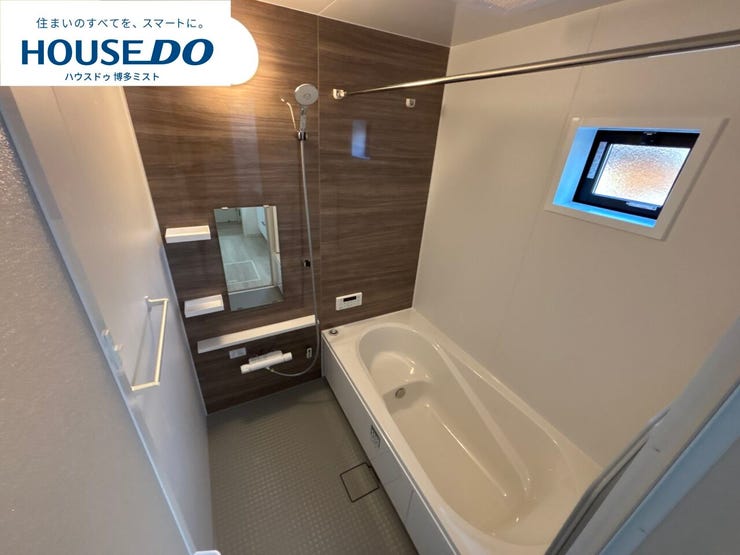 【『ふぅーーーっ。』と思わず声がでちゃいます。】デザイン性に優れた浴槽でゆったりとしたバスタイムを演出。ベンチ付きなので半身浴も楽しめます。