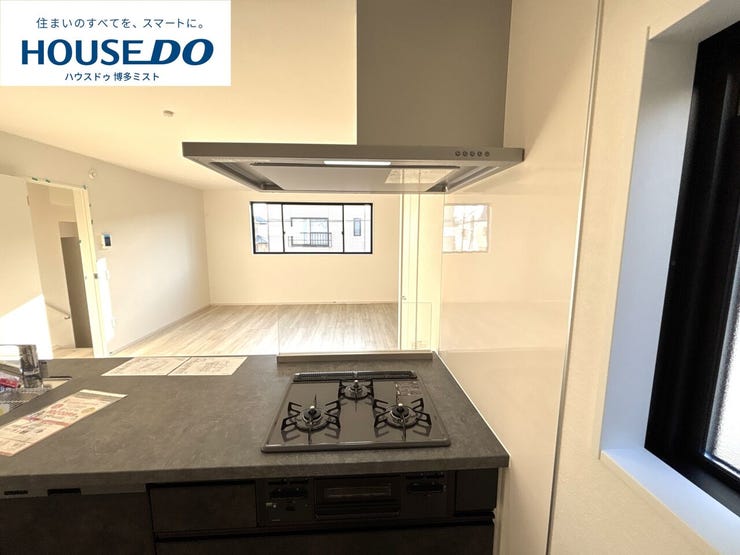 【今日のゴハンは何食べたい?】コンロ前の壁がないオープンスタイルのキッチン。お料理をしながら、リビングの家族にも目が届きます。