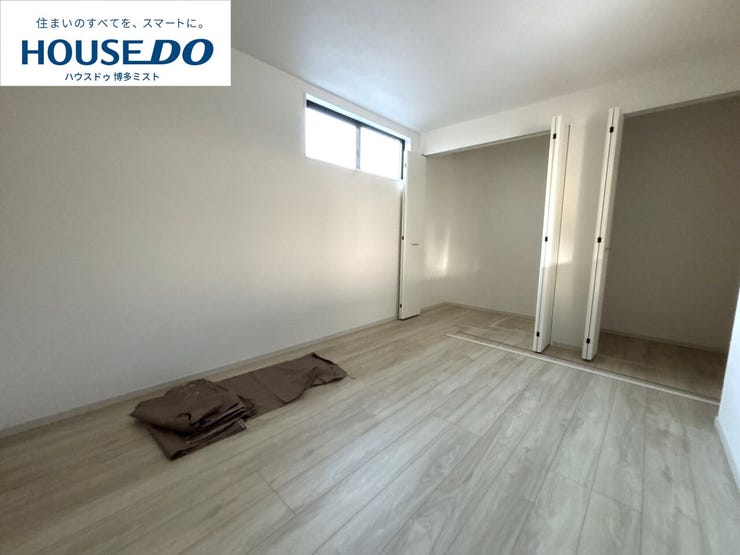 【プライベートルームの過ごし方】ベッドや机などの家具を置いてもゆとりある広さ。何にも邪魔されたくない一番のプライベート空間だから、過ごしやすさは大切にしたい・・・。