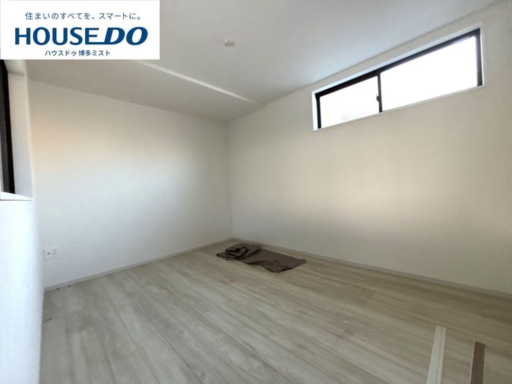 【プライベートルームの過ごし方】ベッドや机などの家具を置いてもゆとりある広さ。何にも邪魔されたくない一番のプライベート空間だから、過ごしやすさは大切にしたい・・・。