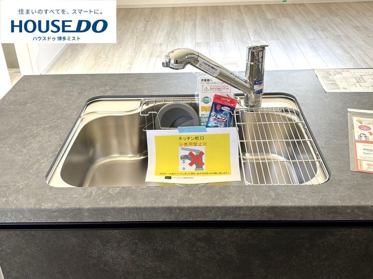 食器や野菜などの水洗いがスムーズにこなせるハンドシャワーのついた水栓。浄水器一体型なので便利です