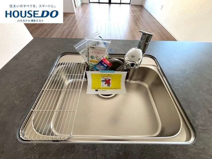 食器や野菜などの水洗いがスムーズにこなせるハンドシャワーのついた水栓。浄水器一体型なので便利です