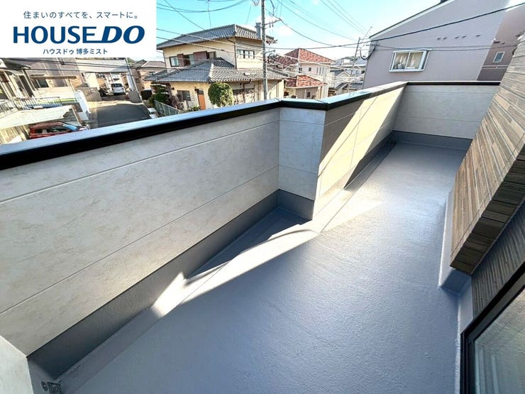 【お洗濯物がなびく、ある晴れた日】優しい光が入るバルコニー。十分な広さがあるので、お布団干しも♪ふかふかのお布団で、疲れを癒します。