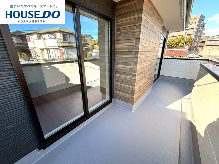 【お洗濯物がなびく、ある晴れた日】優しい光が入るバルコニー。十分な広さがあるので、お布団干しも♪ふかふかのお布団で、疲れを癒します。