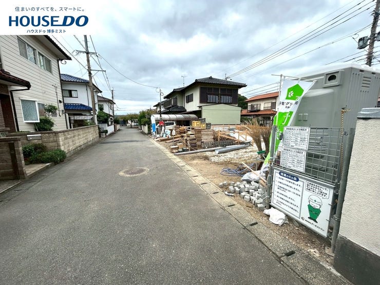 【現地見学会 開催中】実際に現地へ行き、お子様と一緒に小学校までの経路を確認したり、近隣の同施工会社の完成物件へ行き完成後の雰囲気を体感したりといった見学ツアーをしませんか?(10月19日撮影)