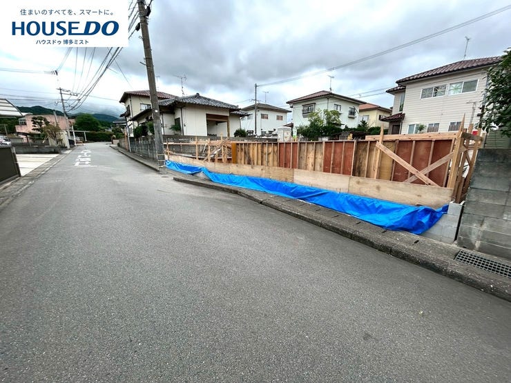 【現地見学会 開催中】実際に現地へ行き、お子様と一緒に小学校までの経路を確認したり、近隣の同施工会社の完成物件へ行き完成後の雰囲気を体感したりといった見学ツアーをしませんか?(10月19日撮影)