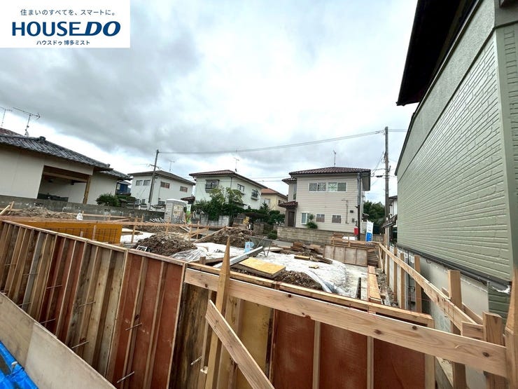 【現地見学会 開催中】実際に現地へ行き、お子様と一緒に小学校までの経路を確認したり、近隣の同施工会社の完成物件へ行き完成後の雰囲気を体感したりといった見学ツアーをしませんか?(10月19日撮影)