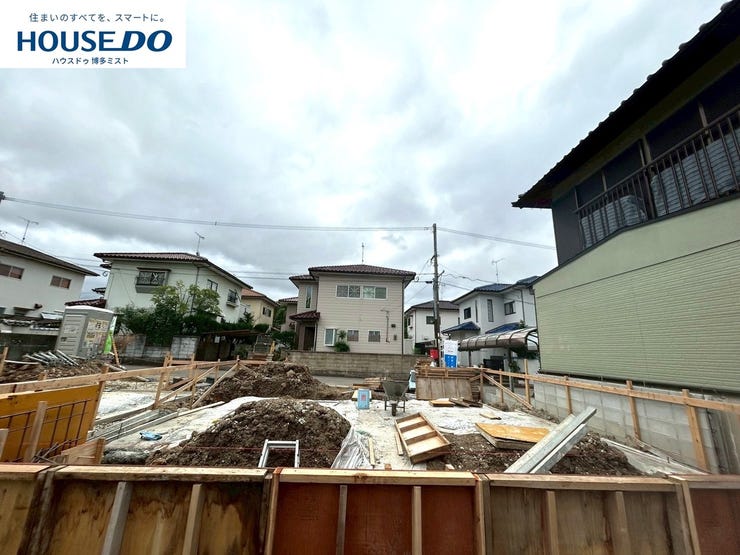 【現地見学会 開催中】実際に現地へ行き、お子様と一緒に小学校までの経路を確認したり、近隣の同施工会社の完成物件へ行き完成後の雰囲気を体感したりといった見学ツアーをしませんか?(10月19日撮影)
