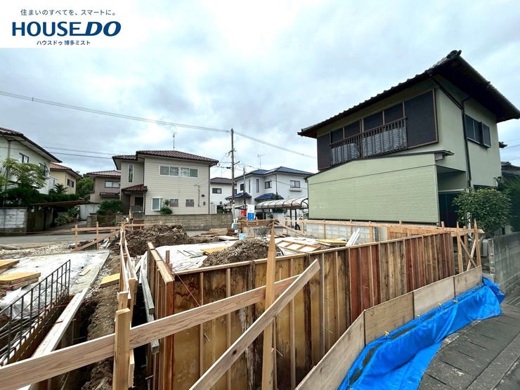 【現地見学会 開催中】実際に現地へ行き、お子様と一緒に小学校までの経路を確認したり、近隣の同施工会社の完成物件へ行き完成後の雰囲気を体感したりといった見学ツアーをしませんか?(10月19日撮影)