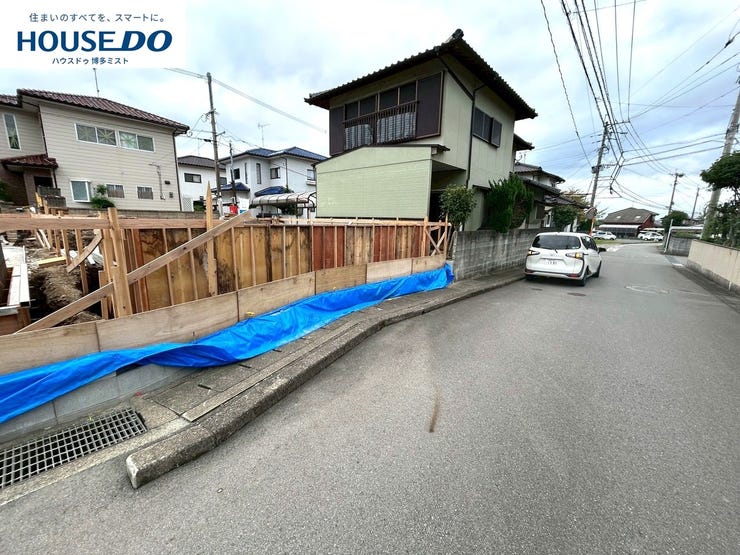 【現地見学会 開催中】実際に現地へ行き、お子様と一緒に小学校までの経路を確認したり、近隣の同施工会社の完成物件へ行き完成後の雰囲気を体感したりといった見学ツアーをしませんか?(10月19日撮影)