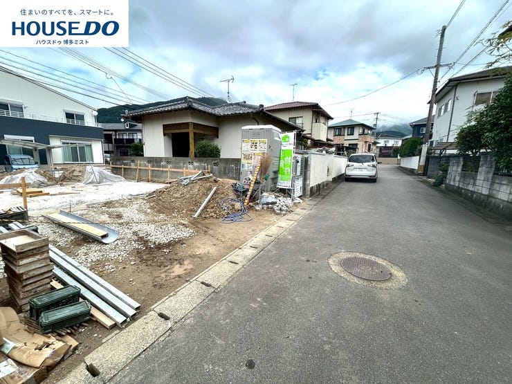 【現地見学会 開催中】実際に現地へ行き、お子様と一緒に小学校までの経路を確認したり、近隣の同施工会社の完成物件へ行き完成後の雰囲気を体感したりといった見学ツアーをしませんか?(10月19日撮影)