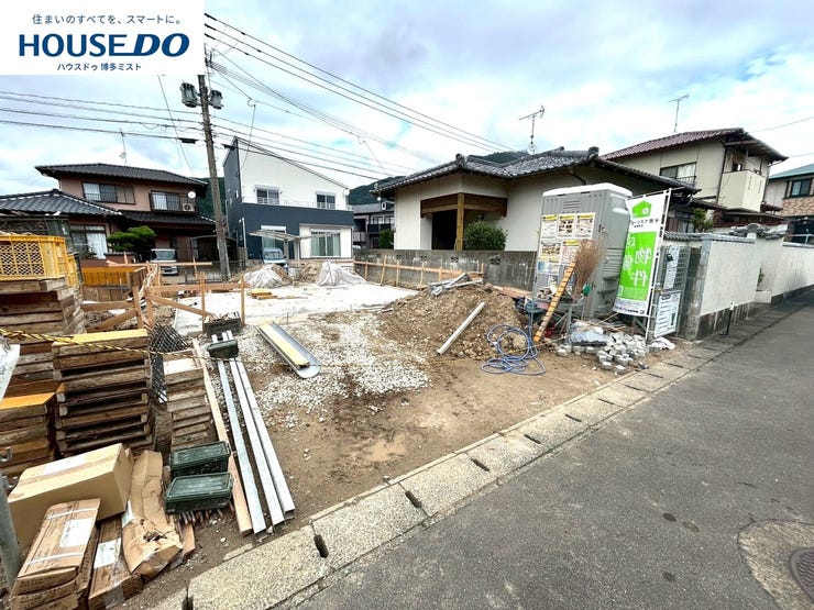 【現地見学会 開催中】実際に現地へ行き、お子様と一緒に小学校までの経路を確認したり、近隣の同施工会社の完成物件へ行き完成後の雰囲気を体感したりといった見学ツアーをしませんか?(10月19日撮影)