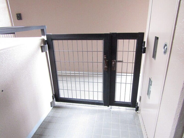 玄関ポーチ付きのため、プライバシーが守られ、ゆったりとした空間で安心して出入りできます。