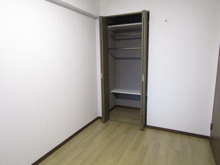 約5.4帖の洋室。収納付きでお部屋もすっきりとお使いいただけます。