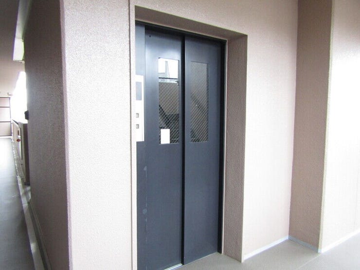 エレベーターが設置されており、買い物帰りで荷物が多い時なども楽に移動ができます。