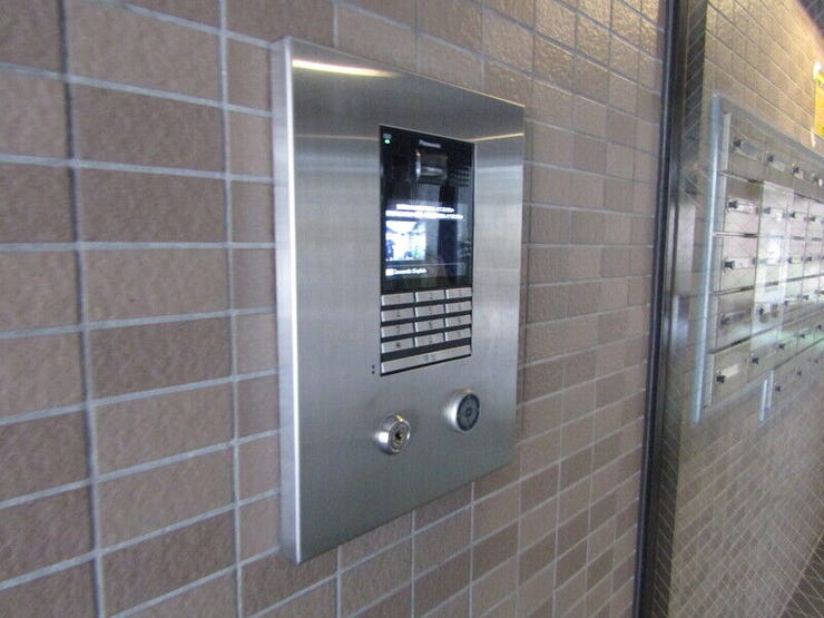 居住者以外の立ち入りを制限できる便利なオートロック。外部の人間を遮断できるセキュリティの高さは安心です。