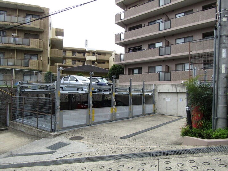 機械式駐車場は限られた敷地で多くの車を収納可能。セキュリティ性も高いです。