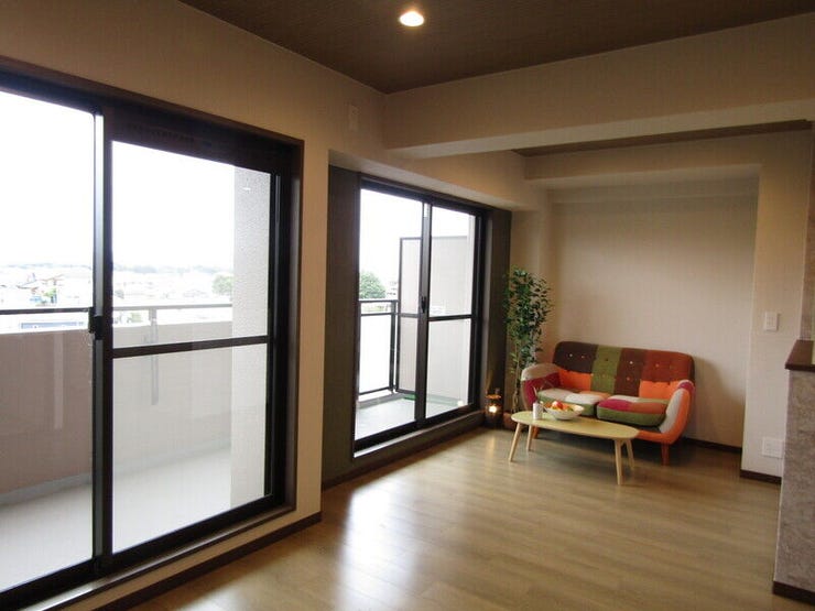 東向きのリビングは、明るく風通しの良い快適な空間。家族団らんはもちろん、ひとりの時間も心地よく過ごせる場所です。