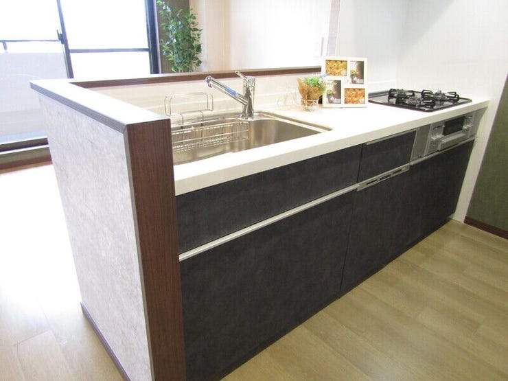 取り出しやすくしまいやすい、大容量の収納を備えたシステムキッチン。使い勝手抜群で、毎日の料理がもっと快適になります。