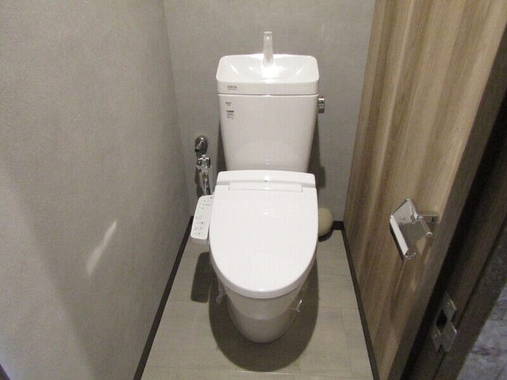 温水洗浄便座付トイレ。収納部分がありトイレ用品はすっきり片づけられます。