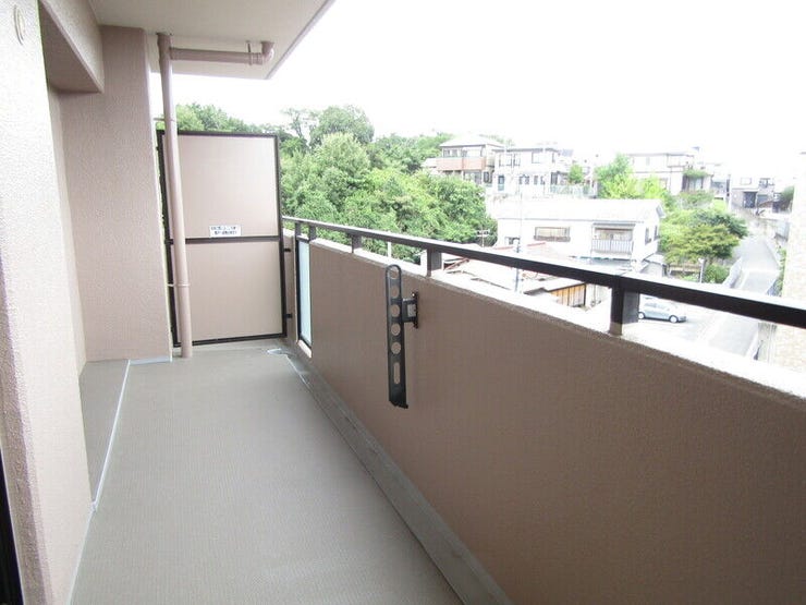 洗濯物をまとめて干せる十分なスペースを備えたバルコニー。