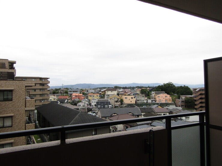 バルコニーからは若草山が見える気持ちのいい眺め!季節ごとの景色が楽しめて、毎日の暮らしにちょっとした癒しをプラスしてくれます。