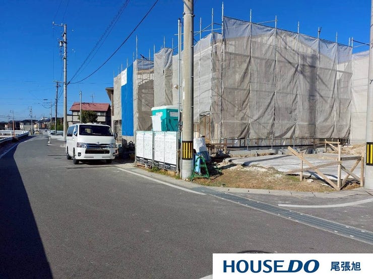 【前面道路】本物件は角地です!角地の大きなメリットとして挙げられるのは、日当たりの良さと開放感 です。 2方向から光や風を取り込めるため、明るく快適な住まいが実現!ご家族皆様のお顔も明るくなりますね♪