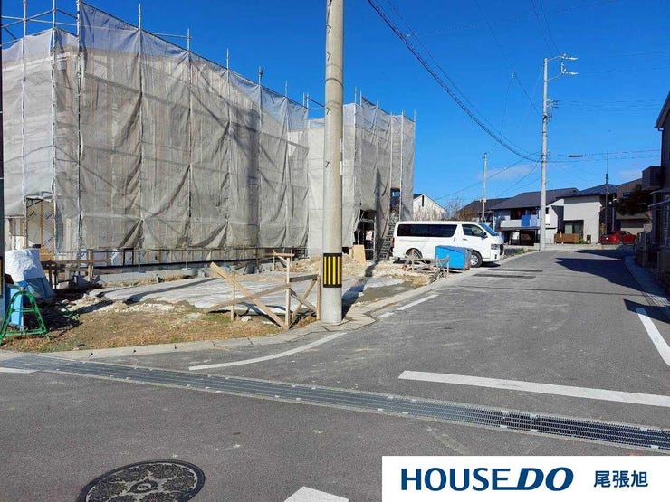 【前面道路】お車2台が並んでも、余裕をもってすれ違いのできる道路幅です。駐車がしやすいため、運転にご不安な方でも安心して駐車が出来ます!現地を実際に見ていただくことでしか分からない情報が沢山あります!