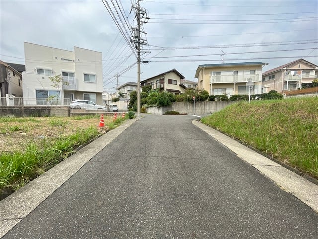 幅員約6mの前面道路です。車がすれ違うのに十分な道幅です。車が2台と通行人も通れる幅となっています。