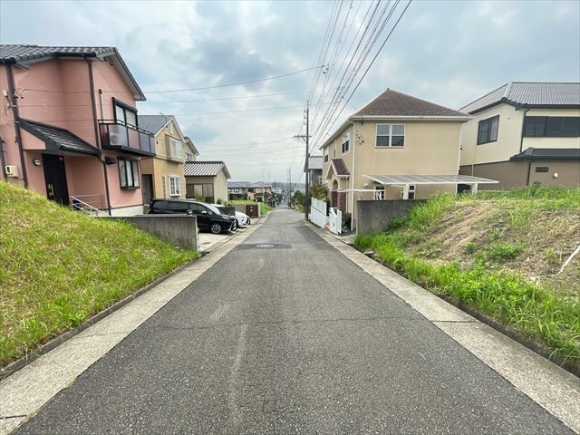 幅員約6mの前面道路です。車が余裕を持ってすれ違うことが出来る道幅です。車の出し入れも余裕を持って行うことが出来ます。