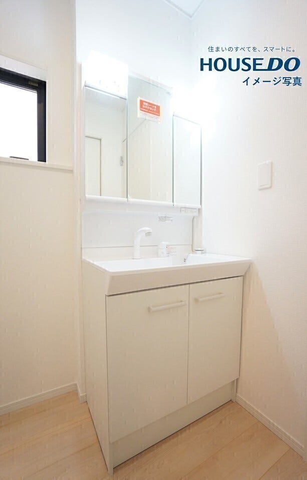 身だしなみを整えやすい三面鏡を採用しています。鏡の後ろの収納スペースも散らかりやすい洗面スペースをすっきり使えて嬉しいですね!