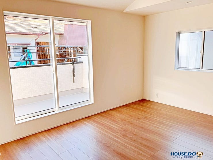 2階ならではの開放感!陽光が差し込む明るいLDKは、家族が自然と集まる心地よい空間。