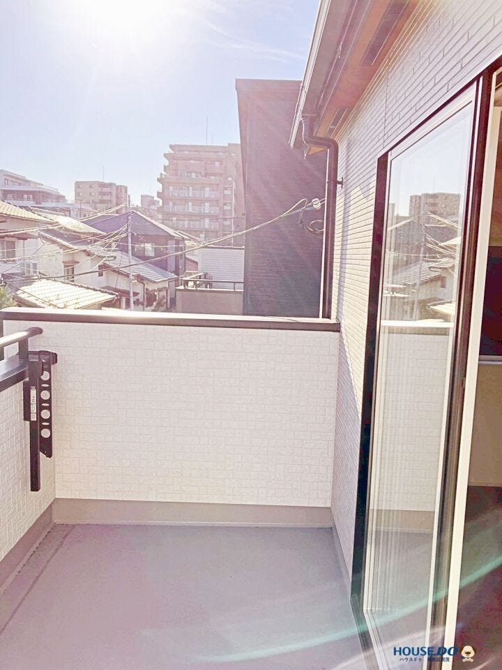 2階LDKから繋がる広々バルコニー。日当たりが良く、洗濯物もあっという間に乾きます。