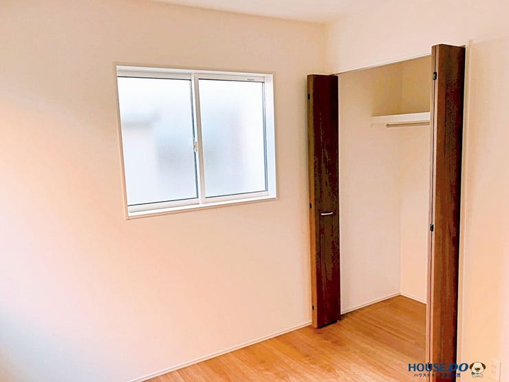 各室クローゼット完備で収納充実。1階の個室は静かな環境で、寝室や子供部屋に最適。