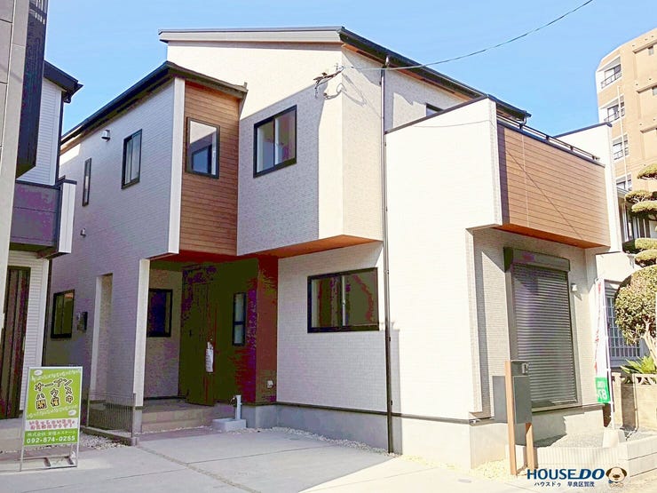 【外観】
荒江3丁目に調和するスタイリッシュな外観。2階リビングが生むプライバシーと採光を両立。