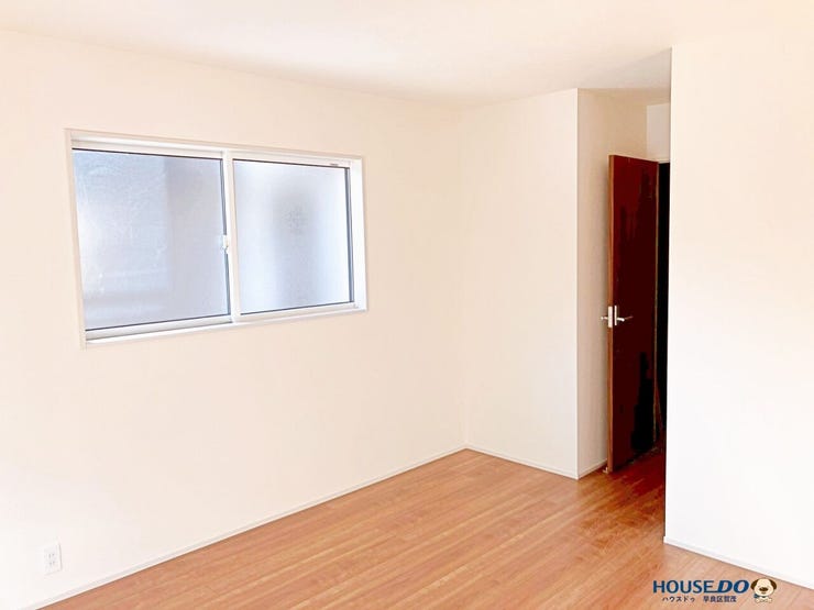 木目の温かみが心地よいプライベート空間。自分時間を大切にできる落ち着いた雰囲気です。