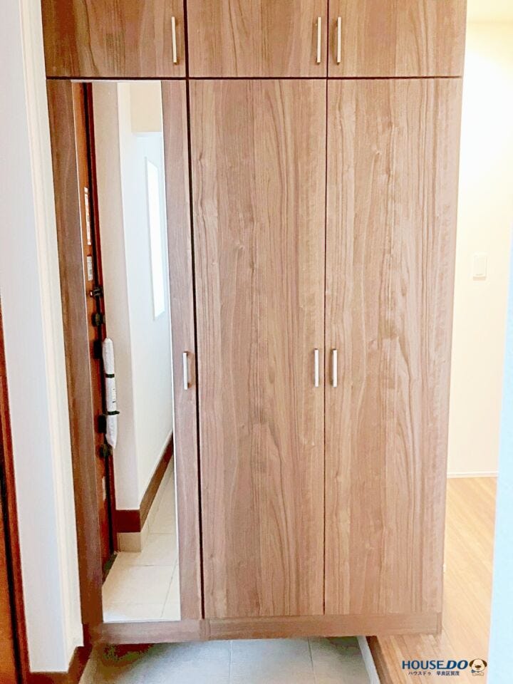 靴から傘までスッキリ収まるミラー付き収納。空間を広く見せる効果もあり、玄関が明るい印象に。