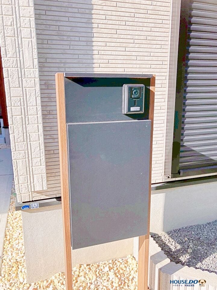 【インターフォンとポスト】玄関ドアと調和したスタイリッシュなデザイン。不在時も安心の使いやすい配置です。