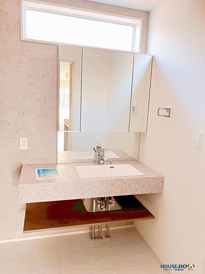 2階配置で「洗濯→干す」がワンフロア!朝の身支度もスムーズに行えるワイドな洗面台。