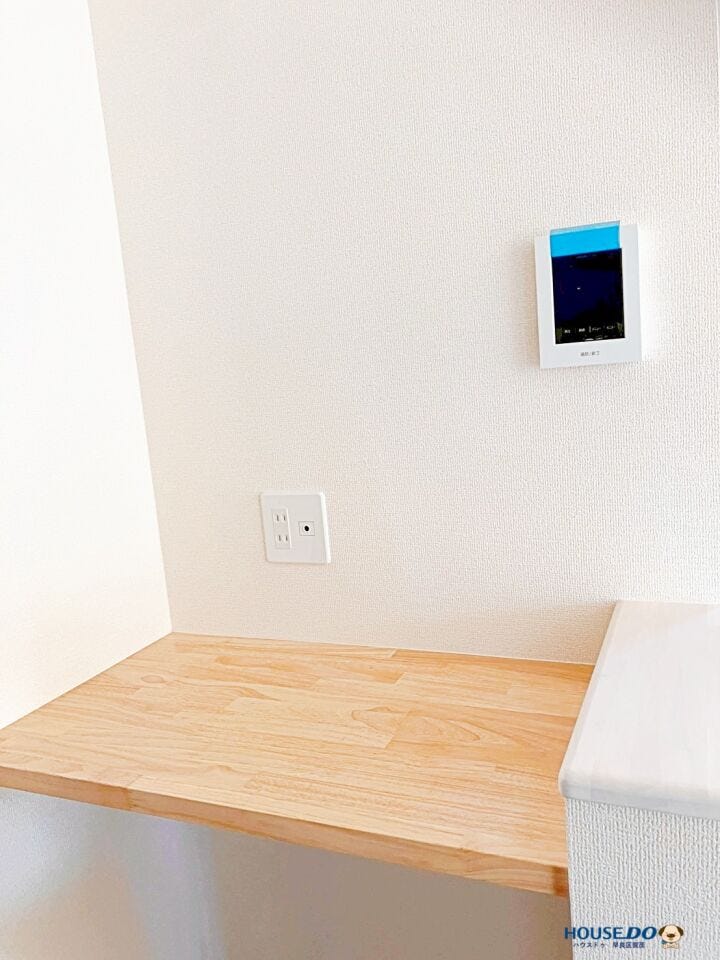 来客を動画で確認できる安心のセキュリティ。下に小物を飾れる便利な棚付きです。