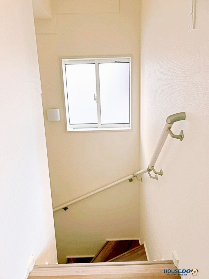 家族の安全を配慮した手すり付き階段。小さなお子様やご年配の方も安心して昇り降りできます。